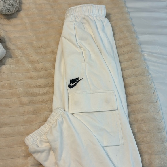 white nike sweatshirt &’ cargo jogger set - Picture 1 of 2